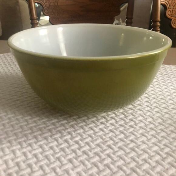 Vintage Pyrex Avocado mixing bowl - Picture 1 of 6